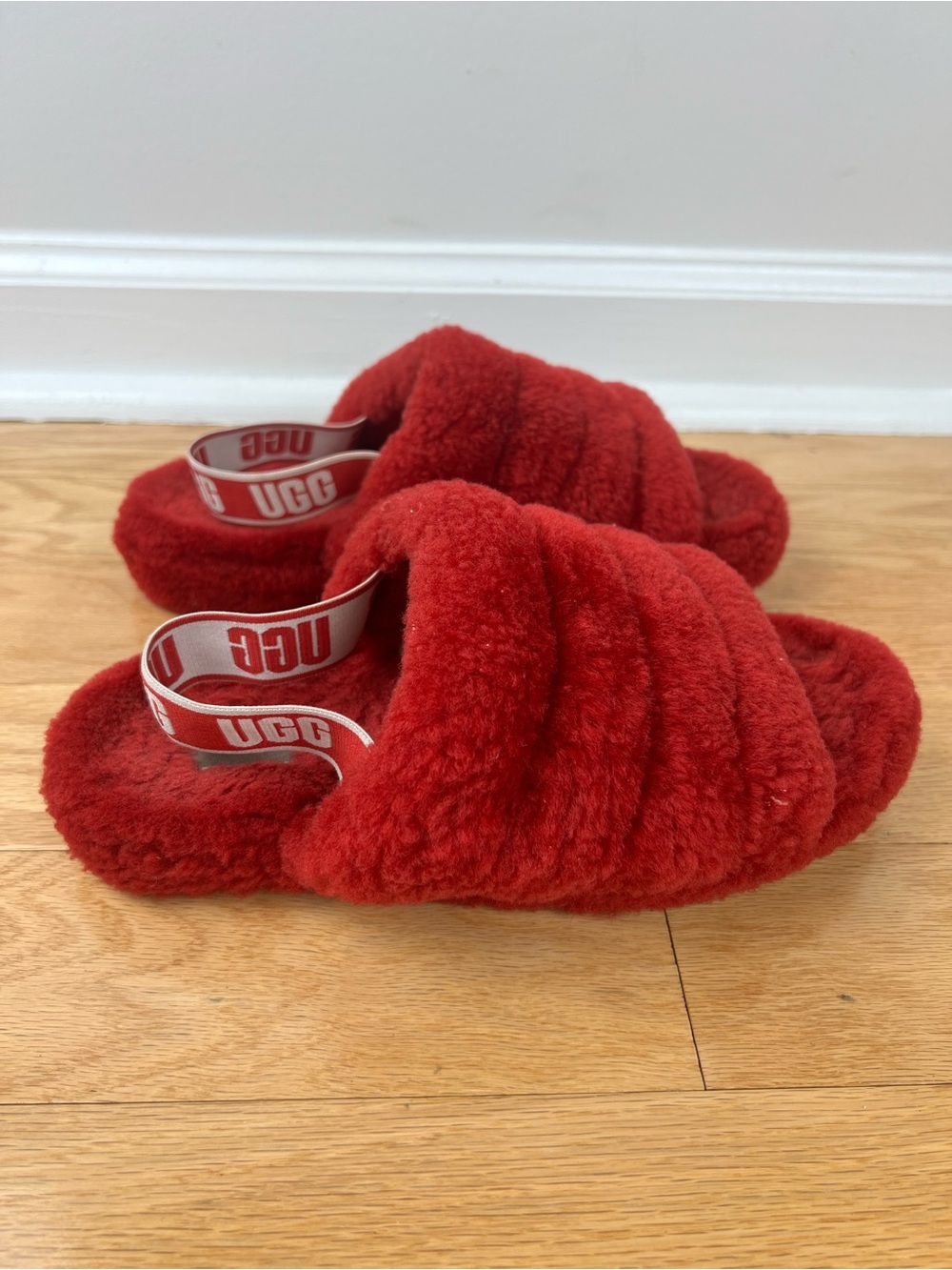 UGG Women's Fluff Yeah Slide Slipper Ribbon Red Size 7 (Youth 5)